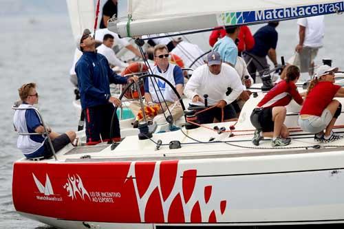 O Mediterrâneo foi palco de um desfile histórico nesta quinta-feira (3). Os barcos antigos das 10 edições passadas da regata competiram para promover a Volvo Ocean Race / Foto: Agif